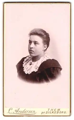 Fotografie L. Andersen, Them pr. Sildeborg, Junge Dame im hübschen Kleid