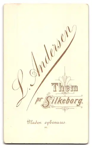 Fotografie L. Andersen, Them pr. Sildeborg, Junge Dame im hübschen Kleid