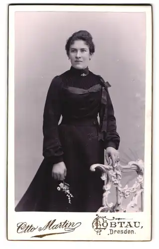 Fotografie Otto Martin, Dresden-Löbtau, Reisewitzerstr. 18, Junge Dame im schwarzen Kleid