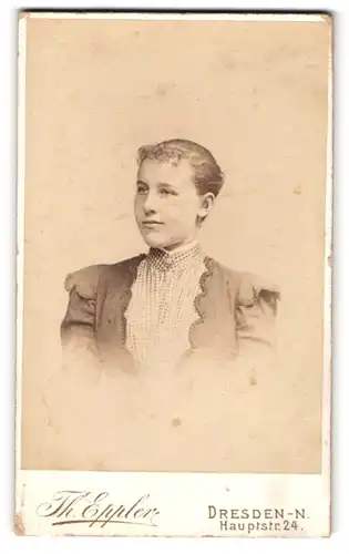 Fotografie Th. Eppler, Dresden-N. Hauptstr. 24, Junge Dame mit zurückgebundenem Haar