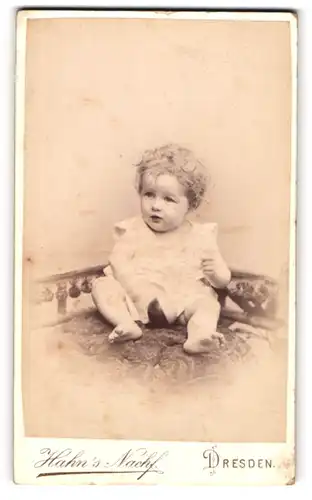 Fotografie Hahn`s Nachfl., Dresden, Waisenhausstr. 16, Süsses Kleinkind im Hemd mit einem Ball