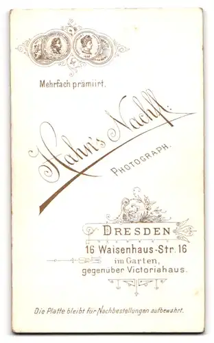 Fotografie Hahn`s Nachfl., Dresden, Waisenhausstr. 16, Süsses Kleinkind im Hemd mit einem Ball