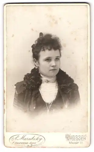 Fotografie A. Marutzky, Dresden-A., Maxstr. 11, Junge Dame in hübscher Kleidung