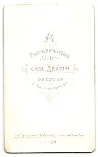 Fotografie Carl Arazim, Dresden, Amalienstr. 17, Süsses Kleinkind im karierten Kleid