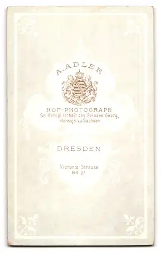 Fotografie A. Adler, Dresden, Victoriastr. 21, Bürgerliche Dame mit Kragenbrosche