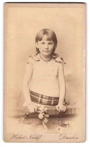 Fotografie G. Chr. Hahn Nachf., Dresden, Waisenhausstr. 34, Junges Mädchen im modischen Kleid