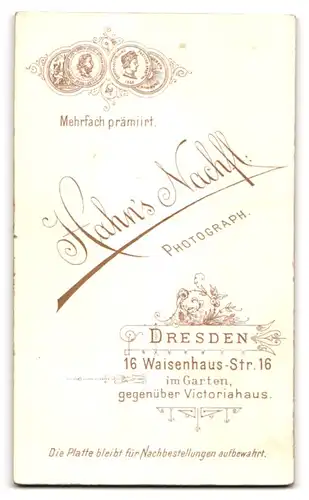 Fotografie Hahn`s Nachf., Dresden, Waisenhausstr. 16, Elegant gekleideter Herr mit Zwicker