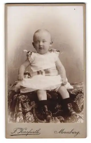 Fotografie F. Herrfurth, Merseburg, Kleines Kind im weissen Kleid