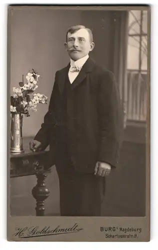 Fotografie H. Goldschmidt, Burg b. Magdeburg, Schartauerstr. 9, Elegant gekleideter Herr mit Moustache