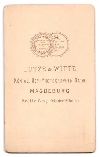 Fotografie Lutze & Witte, Magdeburg, Breite Weg Ecke der Schulstr., Junges Paar in eleganter Kleidung