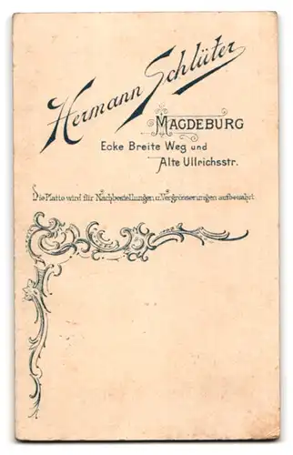 Fotografie Hermann Schlüter, Magdeburg, Ecke Breite Weg und Alte Ullrichsstr., Junge Dame im Kleid mit Kragenbrosche