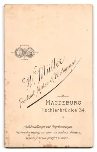 Fotografie W. Müller, Magdeburg, Tischlerbrücke 34, Junge Dame im modischen Kleid