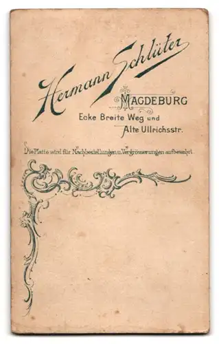 Fotografie Hermann Schlüter, Magdeburg, Ecke Breite Weg und Alte Ullrichsstr., Junge Dame in hübscher Kleidung