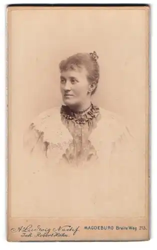 Fotografie Robert Hahn, Magdeburg, Breite Weg 213, Bürgerliche Dame in hübscher Kleidung
