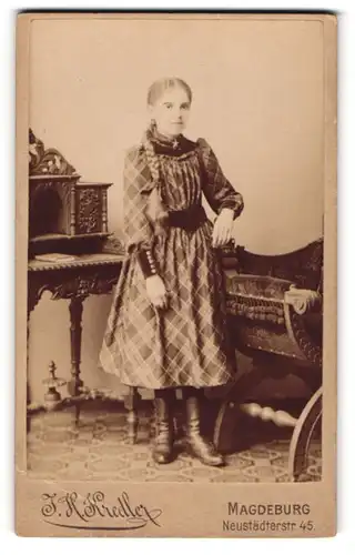Fotografie J. H. Kredler, Magdeburg, Neustädterstr. 45, Junges Mädchen im karierten Kleid