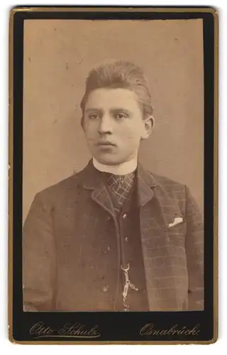 Fotografie Otto Schulz, Osnabrück, Domhof 4 a, Junger Herr im karierten Anzug mit Krawatte