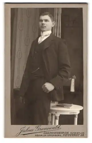 Fotografie Julius Grunewald, Oberneukirch, Junger Herr im Anzug mit Krawatte