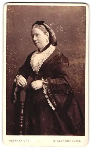 Fotografie Henry Knight, St. Leonhards on Sea, Frau mit Haarband im spitzengeschmückten Kleid mit weiten Ärmeln
