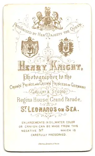Fotografie Henry Knight, St. Leonhards on Sea, Frau mit Haarband im spitzengeschmückten Kleid mit weiten Ärmeln