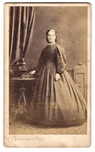 Fotografie C. T. Newcombe, Hastings, 22 White Rock, Frau in langem Kleid mit Reifrock