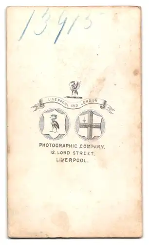 Fotografie Photographic Company, Liverpool, 12, Lord Street, Junge Dame mit kunstvoller Duttfrisur im Samtkleid