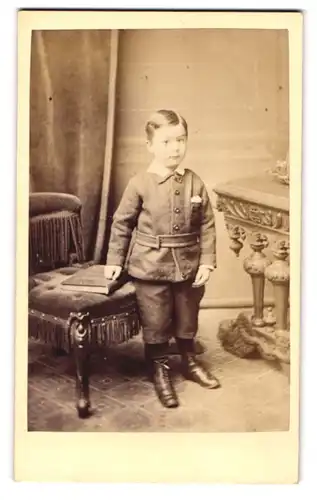 Fotografie C. J. Thompson, Norwich, St. Andrews Street, Kleiner Junge im Anzug mit Gürtel und Einstecktuch