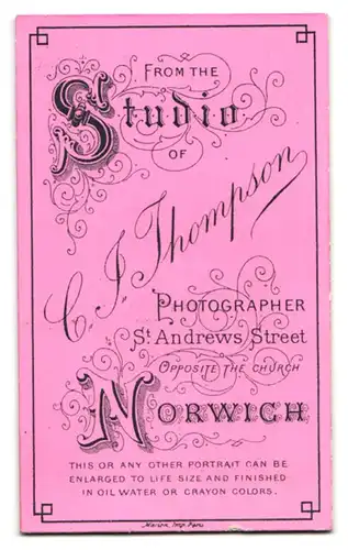 Fotografie C. J. Thompson, Norwich, St. Andrews Street, Kleiner Junge im Anzug mit Gürtel und Einstecktuch