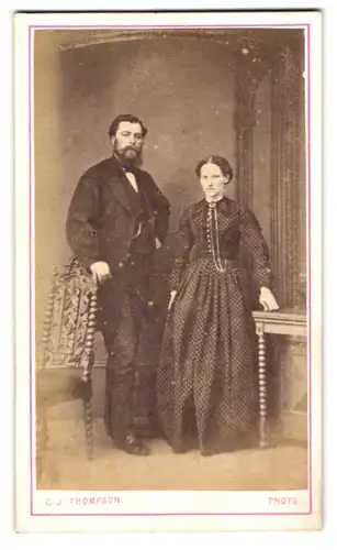 Fotografie C. J. Thompson, Norwich, St. Andrew`s Broad Street, Mann mit Vollbart und Frau in langem gepunkteten Kleid