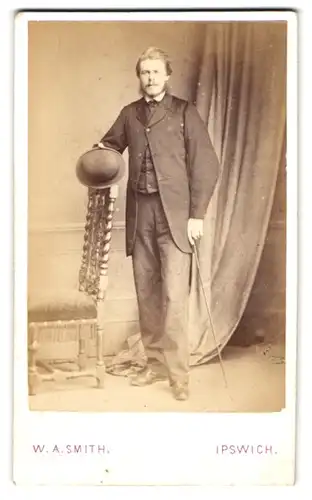 Fotografie W. A. Smith, Ipswich, 18 Brook Street, Junger Mann mit zurückgekämmten Haaren im Dreiteiler