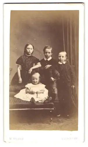Fotografie W. Wilson, Slingsby, Drei Kinder im Sonntagsstaat mit lächelndem Täufling