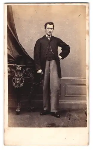 Fotografie W. Mc. Liesh, Darlington, Junger Mann im Dreiteiler mit weiter grauer Hose