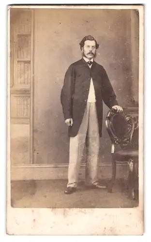Fotografie W. Mc. Liesh, Darlington, Bürgerlicher mit langen Koteletten und Schnurrbart im Gehrock