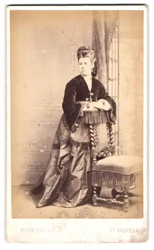Fotografie Mitchell & Son, St. Austell, 6 Church Street, Junge Frau mit Turmfrisur im Reifrock
