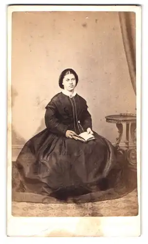 Fotografie J. Russel & Sons, Ort unbekannt, Junge Frau mit Mittelscheitel im Festkleid mit weitem Rock