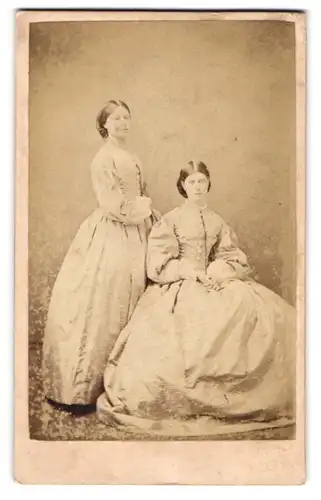 Fotografie The London School of Photography, London, 103 Newgate Street, Zwei junge Damen in Kleidern mit Reifrock