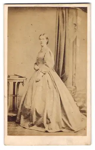 Fotografie The London School of Photography, London, 103 Newgate Street, Junge Frau in hellem Kleid mit Reifrock