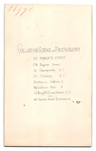 Fotografie The London School of Photography, London, 103 Newgate Street, Junge Frau in hellem Kleid mit Reifrock