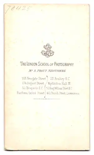 Fotografie The London School of Photography, London, 103 Newgate Street, Ältere Frau in fliessendem Spitzenkleid