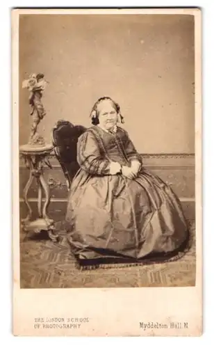 Fotografie The London School of Photography, London, 103 Newgate Street, Alte Frau in einem Kleid mit Troddeln