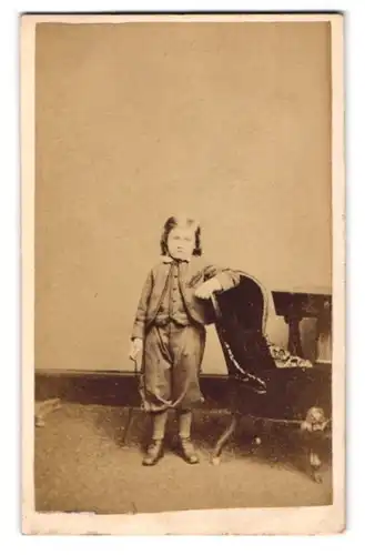 Fotografie F. Joubert, Bayswater, 36 Porchester Terrace, Kleiner Junge mit Zöpfen im dreiteiligen Anzug