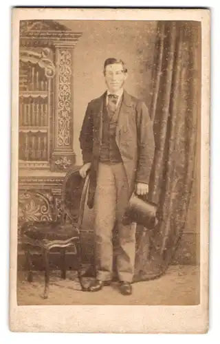 Fotografie The London School of Photography, London, 103 Newgate Street, Mann im Dreiteiler mit Zylinder in der Hand