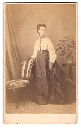 Fotografie D. Abrahams, Bath, 12 Cleveland Place, Junge Frau in heller Bluse und weitem Rock