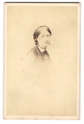 Fotografie Lock & Whitfield, London, 178 Regent Street, Portrait einer jungen Frau mit Flechtfrisur und Halskette
