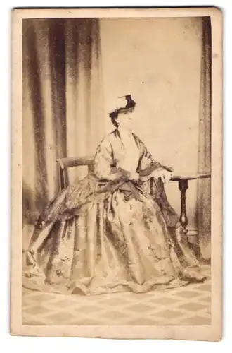 Fotografie Rogers, Salisbury, Dame mit geschmücktem Hut im Reifrock
