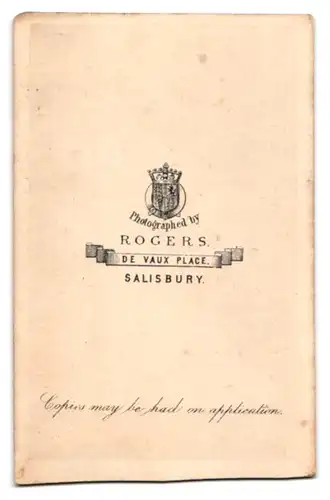 Fotografie Rogers, Salisbury, Dame mit geschmücktem Hut im Reifrock