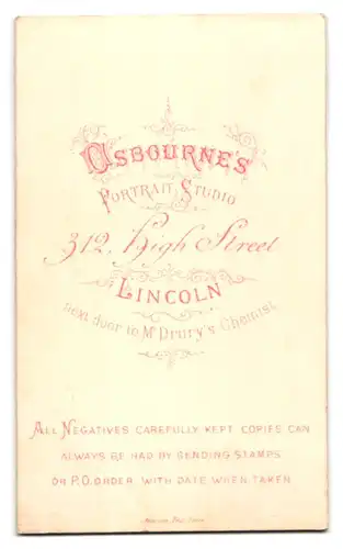 Fotografie Osbourne`s Portrait Studio, Lincoln, 312 High Street, Korpulente Dame und schlanker Mann im Sonntagsstaat