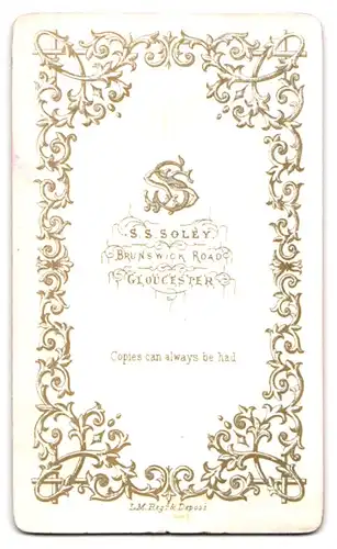 Fotografie S. S. Soley, Gloucester, Brunswick Road, Dame mit weisser Haube im Sonntagskleid