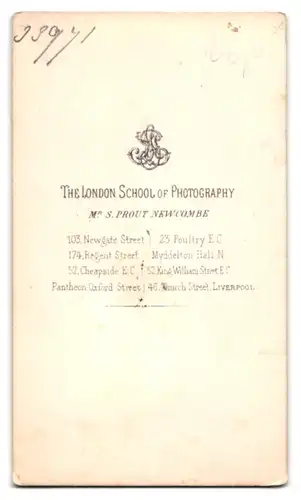 Fotografie The London School of Photography, London, 103 Newcastle Street, Bürgerlicher mit Buch in der Hand