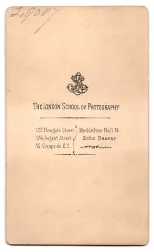 Fotografie The London School of Photography, London, 103 Newcastle Street, Zwei Damen in gerüschten Röcken