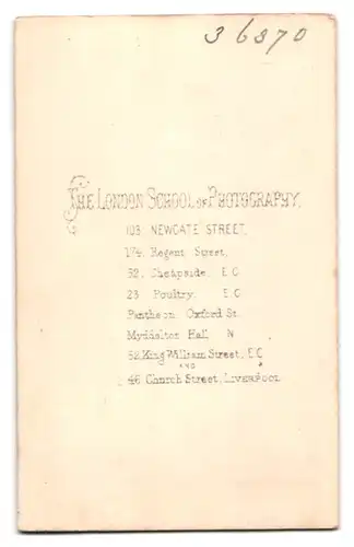 Fotografie The London School of Photography, London, 103 Newcastle Street, Ältere Dame im Kleid mit Reifrock